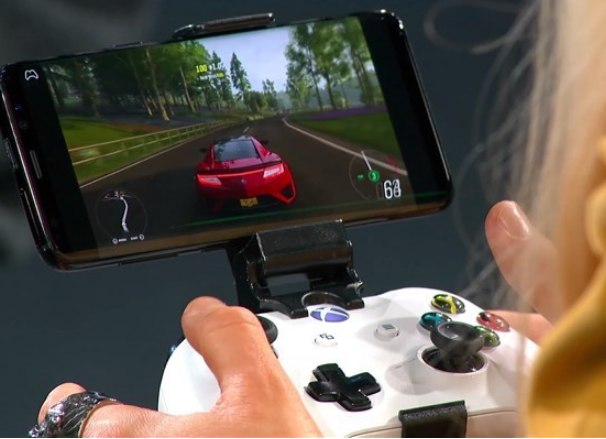 微软展示如何使用手机来游玩《极限竞速：地平线4》