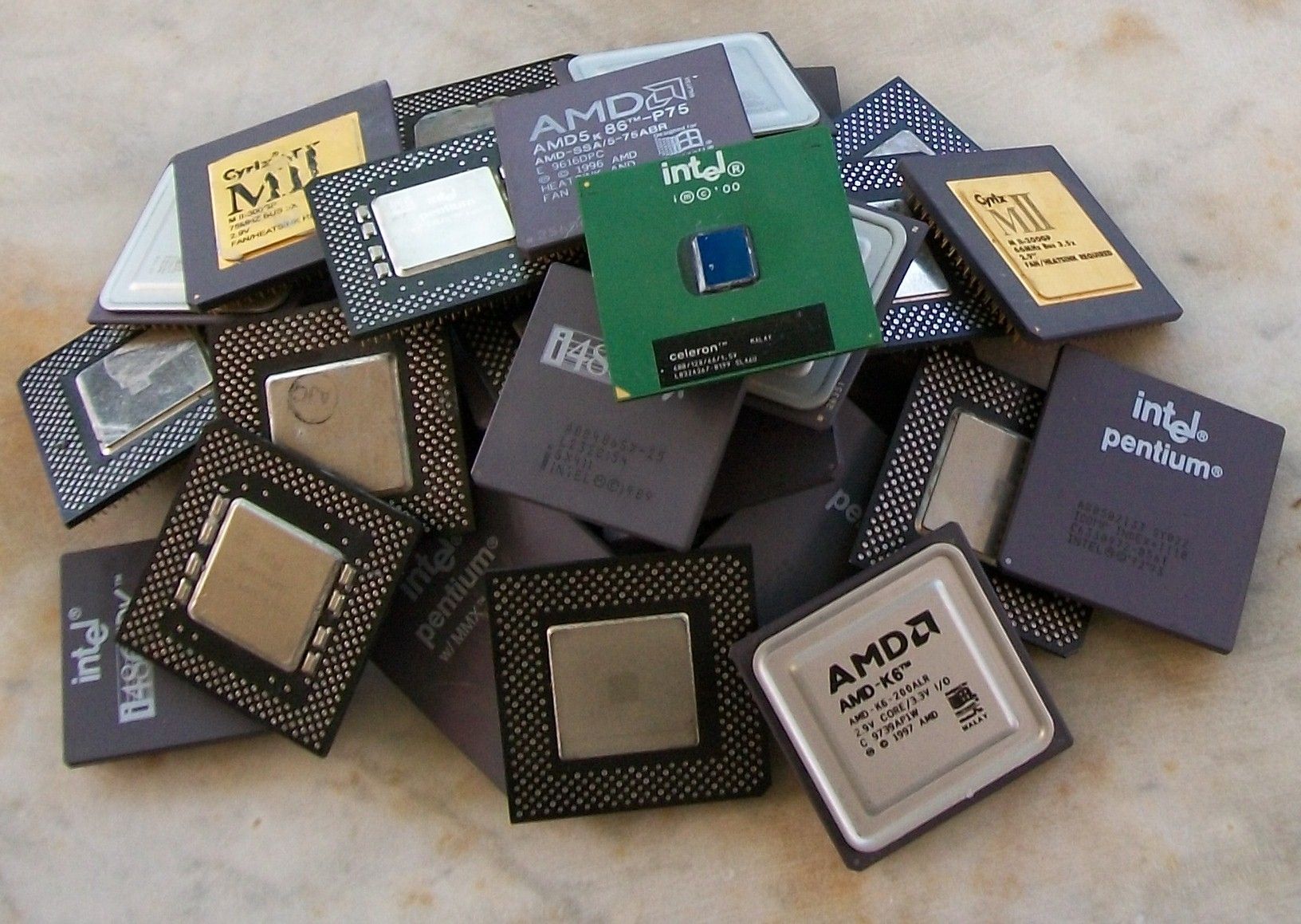 微型计算机硬件系统最核心的部位是