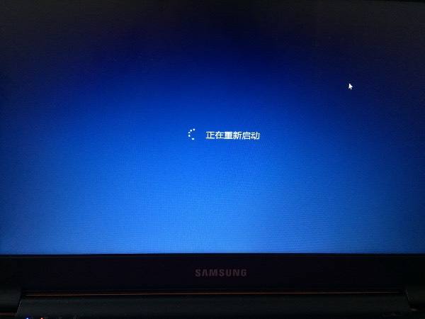主机运行显示器键盘鼠标不亮