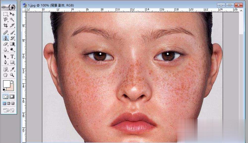 ps怎么淡化照片中人物脸部的色斑(2)