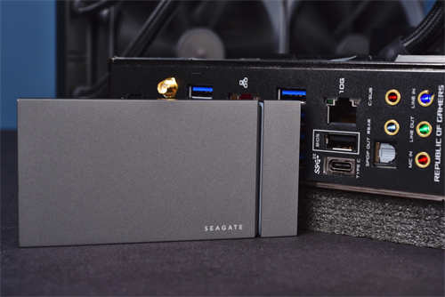 Seagate FireCuda Gaming SSD 高速 NVMe 可携式固态硬碟 外接 20Gbps, USB 3.2 Gen 2x2(7)