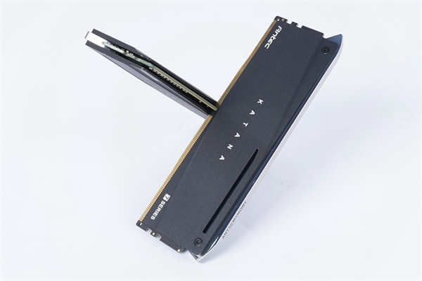 Antec KATANA武士刀DDR4 3200 8Gx2/搭载J-Die的优质超频效能、ARGB 刃の光影强势来袭(9)