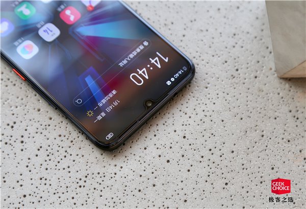 vivo子品牌iQOO发布旗下首款手机：12GB运行内存，亮面凯夫拉纹理玻璃(3)