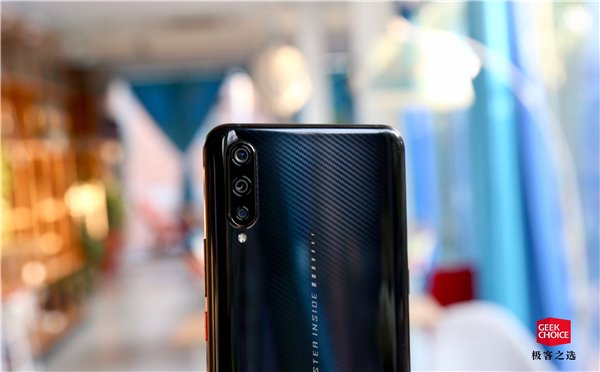 vivo子品牌iQOO发布旗下首款手机：12GB运行内存，亮面凯夫拉纹理玻璃(8)