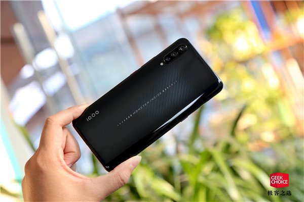 vivo子品牌iQOO发布旗下首款手机：12GB运行内存，亮面凯夫拉纹理玻璃(11)