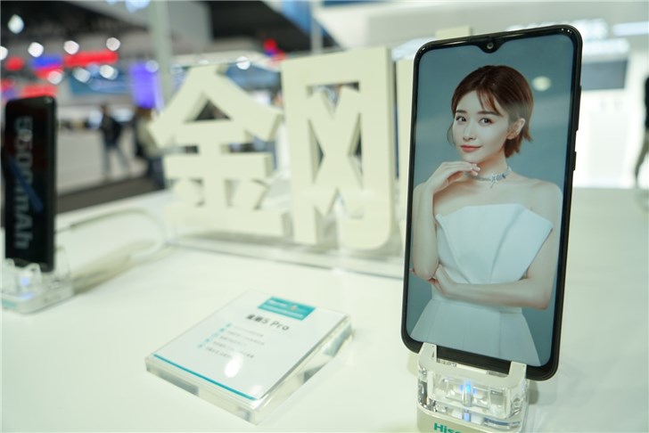 2019上海联通展展示海信手机5G原型机(2)